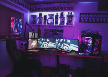 How Multi-Monitor Setups Help Professional Casino Streamers Manage Multiple Tables